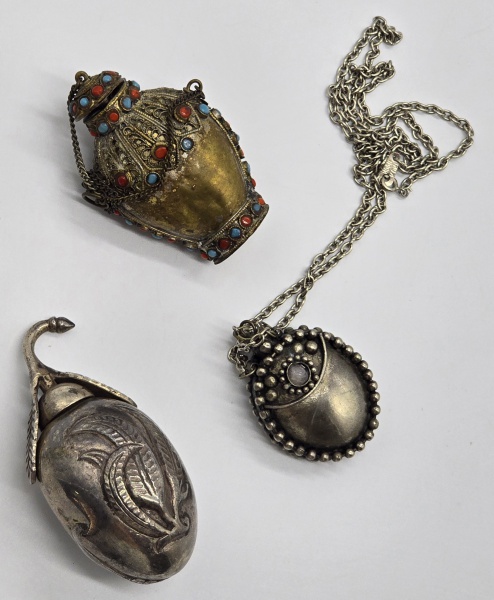 Arte . Snuff bottle em pequena drusa de Ametista, tampa em ped foto 5