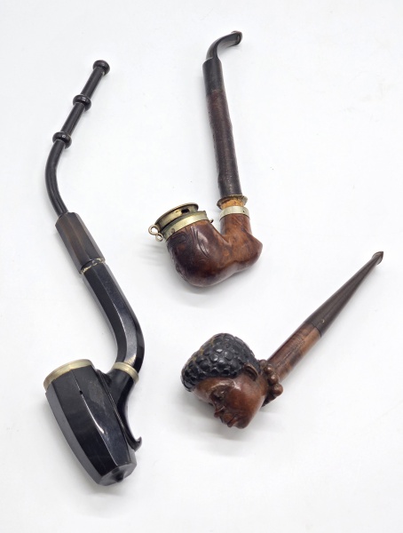 Arte . Dois cachimbos de coleção, confeccionados em madeira, s foto 1