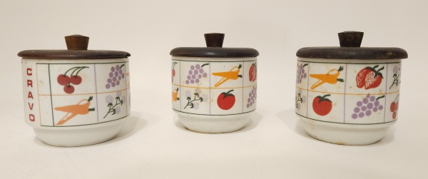Arte . Medalhão em porcelana com aplicação floral parte centra foto 5