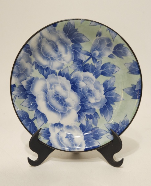 Arte . Pratinho em porcelana oriental, com decoração floral. A foto 5