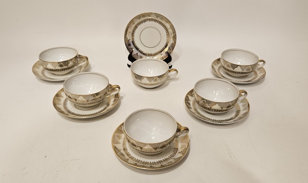 Arte . MAUÁ - Prato para bolo em porcelana branca, decorada co foto 1