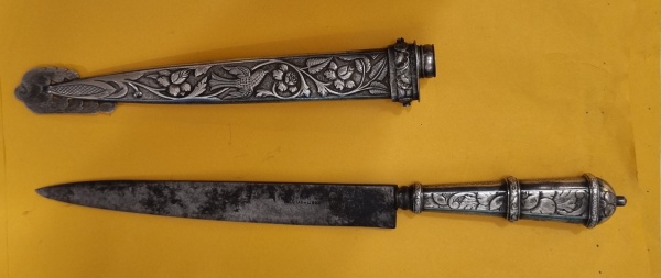 Arte . Faca gaúcha em metal espessurado a prata, lâmina da man foto 1