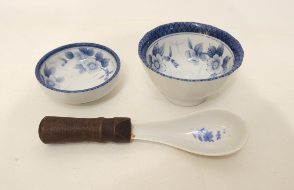 Arte . MAUÁ - Leiteira em porcelana branca, decorada com realc foto 5