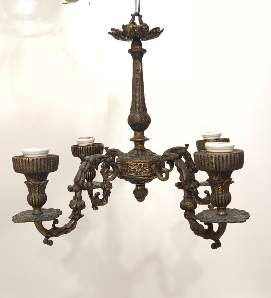 Arte . Lustre para 3 luzes, em bronze, cúpulas em vidro fosco. foto 1