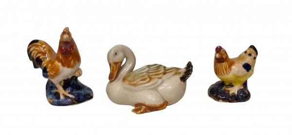 Arte . MAUÁ - Leiteira em porcelana branca, decorada com realc foto 8