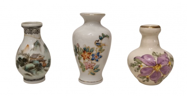 Arte . Lote com 3 miniaturas de canecas, em porcelana. foto 2