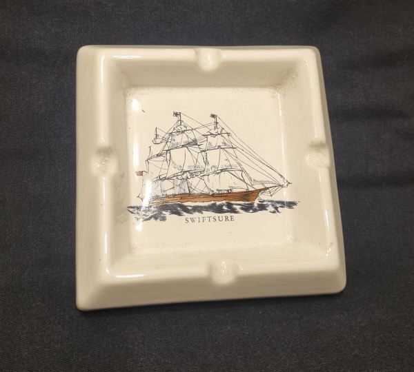 Arte . Lote com 3 miniaturas de canecas, em porcelana. foto 8