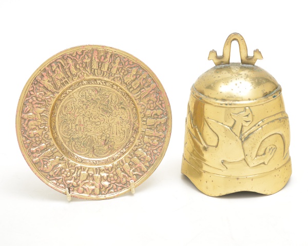 Arte . Duas peças. A) Antigo gongo chinês, moldado em bronze, foto 4