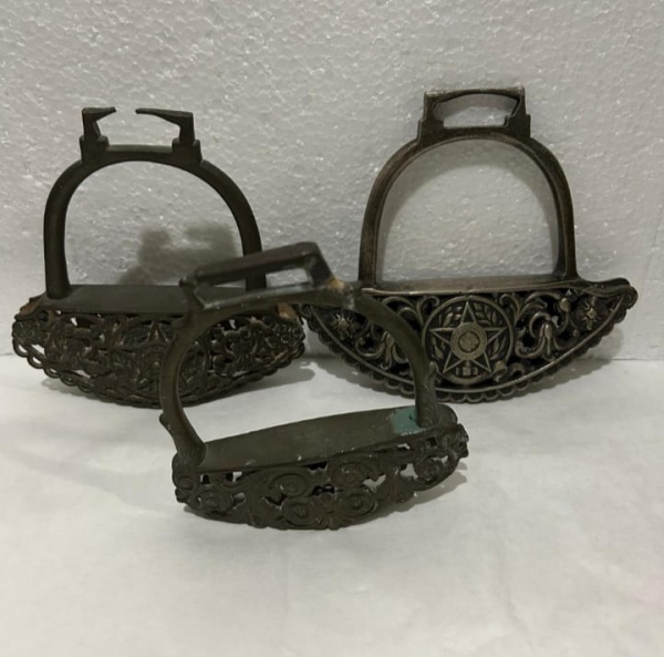 Arte . Duas peças. A) Antigo gongo chinês, moldado em bronze, foto 1