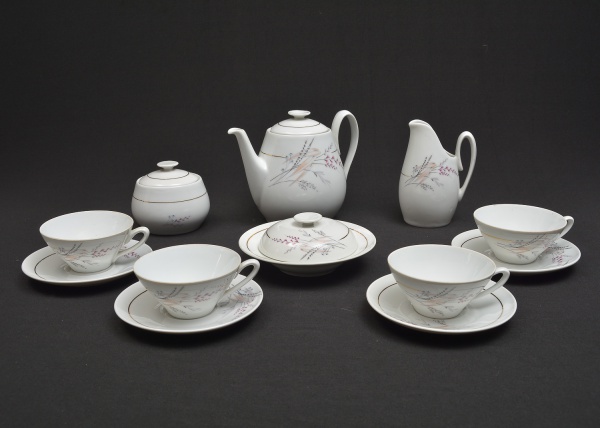 Arte . Duas pequenas estatuetas moldadas em porcelana oriental foto 2