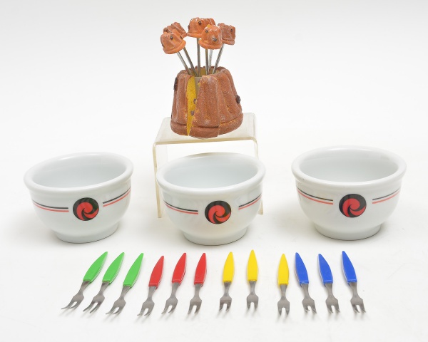 Arte . Três peças em porcelana: forma refratária (5 x 21 cm) , foto 1