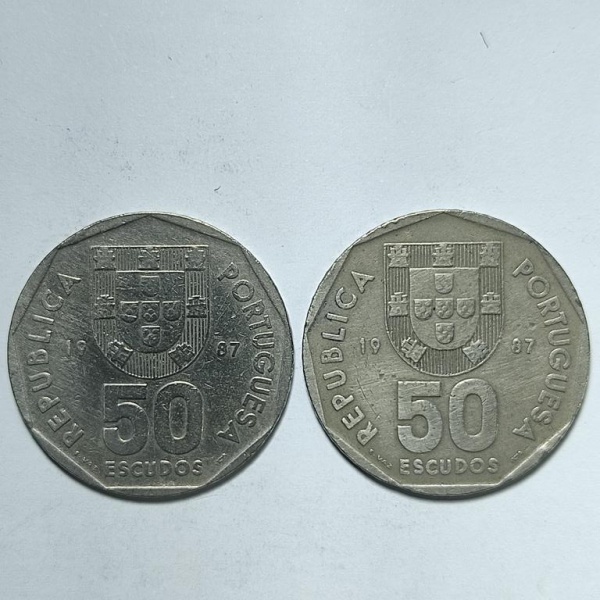 Arte . Três moedas portuguesas de 50 centavos, datadas de 1961 foto 2