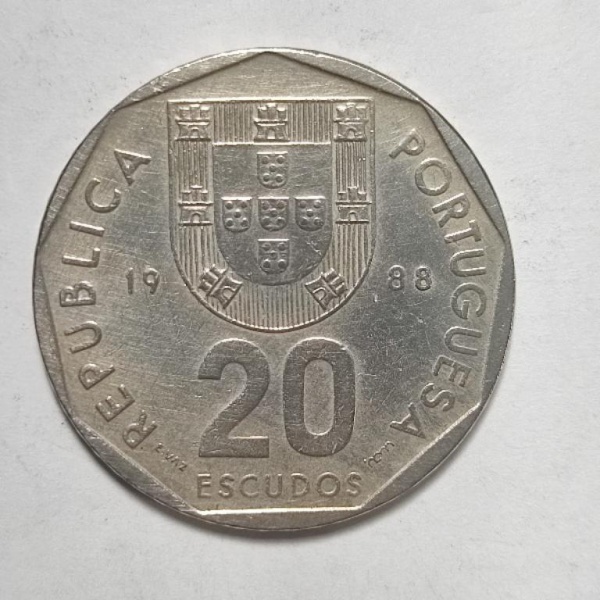 Arte . Moeda de 20 Escudos português, datada de 1988, apresent foto 1