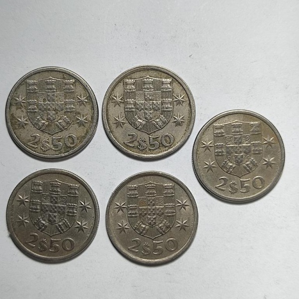 Arte . Moeda de 20 Escudos português, datada de 1988, apresent foto 8