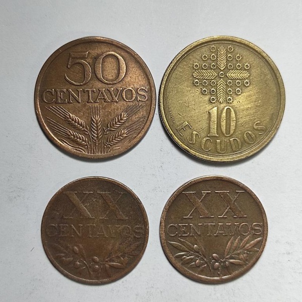 Arte . Cinco moedas de 2,50 Escudos Português datadas de: 1981 foto 2