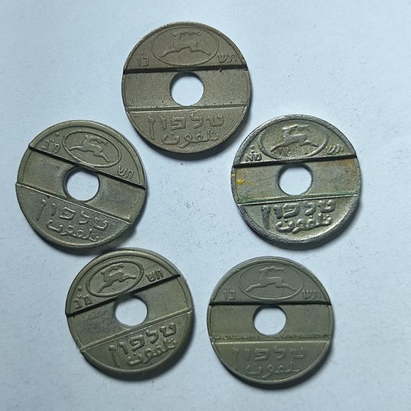Arte . Duas moedas de 200 Liras Italiana, datadas de 1978. Med foto 3