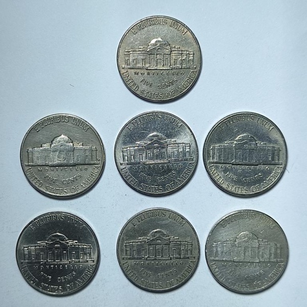 Arte . Duas moedas de 200 Liras Italiana, datadas de 1978. Med foto 4