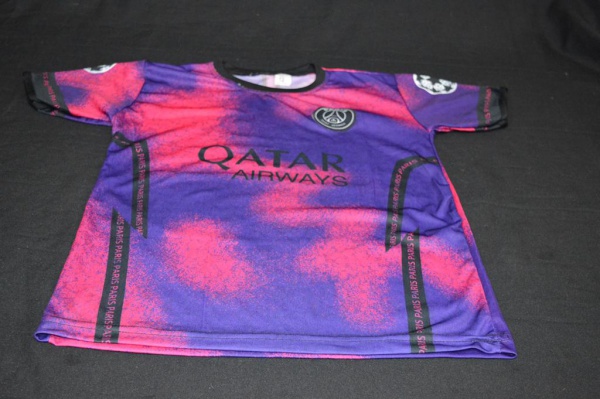 Arte . Camisa feminina de Famoso time carioca flamengo, na cor foto 1