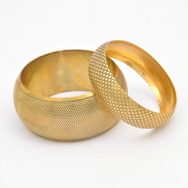 Arte . Dois braceletes de metal, sendo: um branco e um dourado foto 1