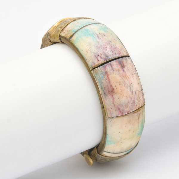 Arte . Dois braceletes de metal, sendo: um branco e um dourado foto 3