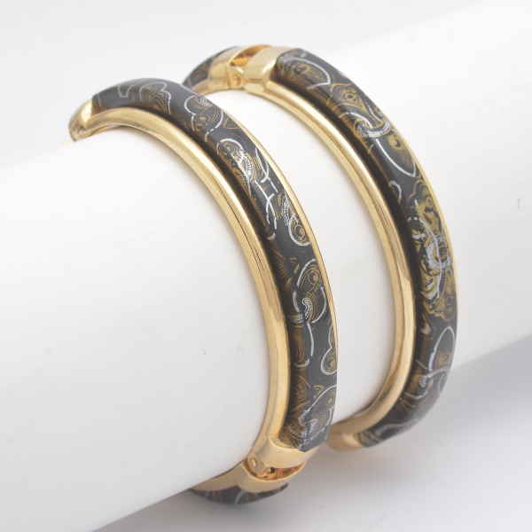 Arte . Pulseira de metal amarelo liso e guilhochado. Articulad foto 2