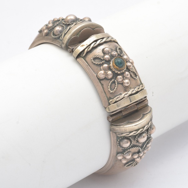 Arte . Pulseira de metal amarelo liso e guilhochado. Articulad foto 8