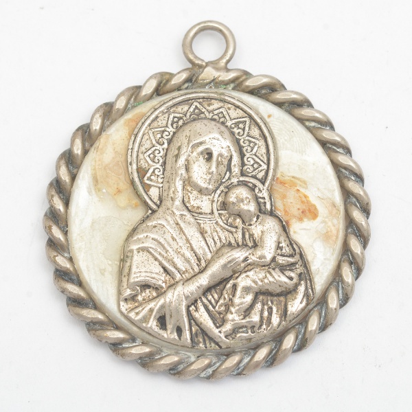 Arte . Sete peças: Broche de metal branco em meia lua com elos foto 2