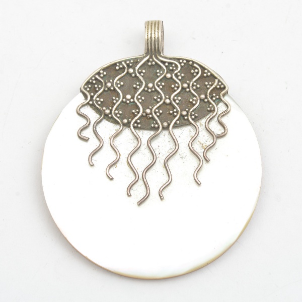 Arte . Sete peças: Broche de metal branco em meia lua com elos foto 3