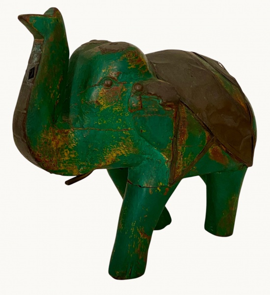Arte . ESCULTURA COM REPRESENTAÇÃO DE MULHER CARREGANDO CESTA foto 4