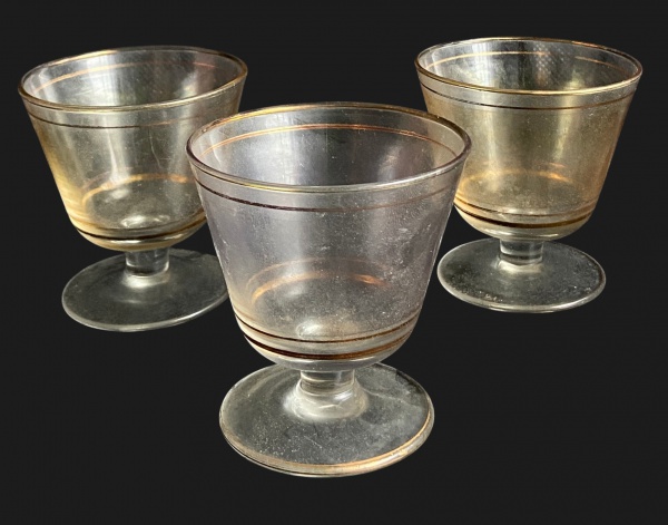 Arte . VASO SEXTAVADO DECORADO NO BOJO COM RELEVOS GEOMÉTRICOS foto 1