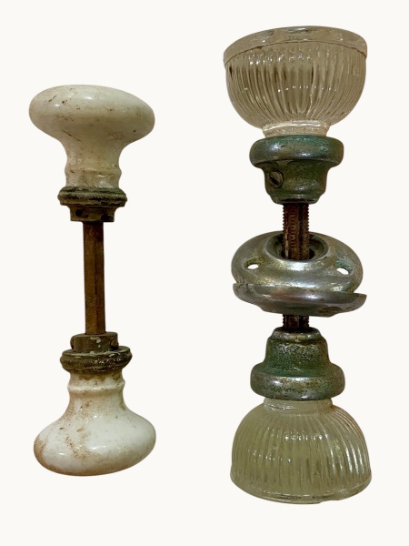 Arte . VINTAGE - 24 ESPELHOS DE TOMADAS DECORADOS COM RELEVOS foto 3