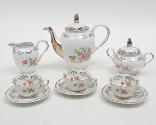 Arte . Parte de serviço para jantar, em porcelana nacional da foto 3