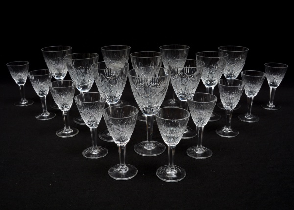 Arte . SAINT LOUIS - Cinco copos em fino cristal francês, bojo foto 2