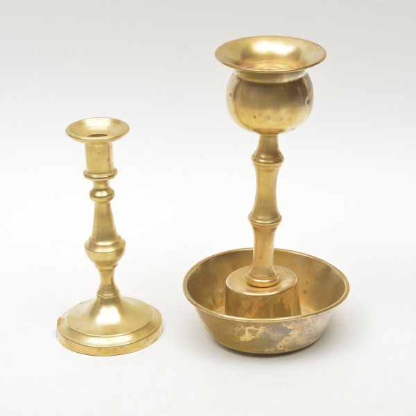 Arte . Duas peças em bronze: a) Antigo cinzeiro oval, com trab foto 2