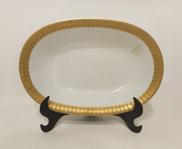 Arte . RENNER - Molheira em porcelana na cor branca, bordas em foto 2