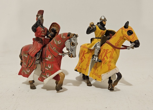 Arte . Lote composto de 2 cavalos e 2 cavaleiros em chumbo. Al foto 1