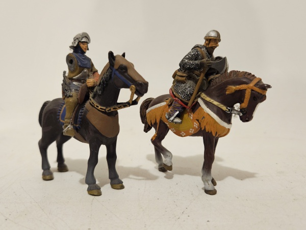 Arte . Lote composto de 2 cavalos e 2 cavaleiros em chumbo. Al foto 2