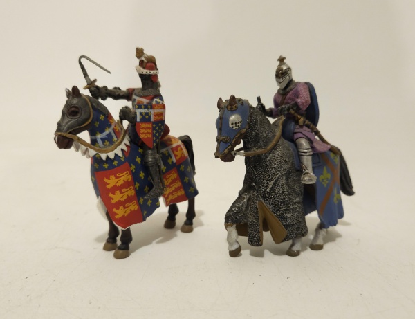 Arte . Lote composto de 2 cavalos e 2 cavaleiros em chumbo. Al foto 3