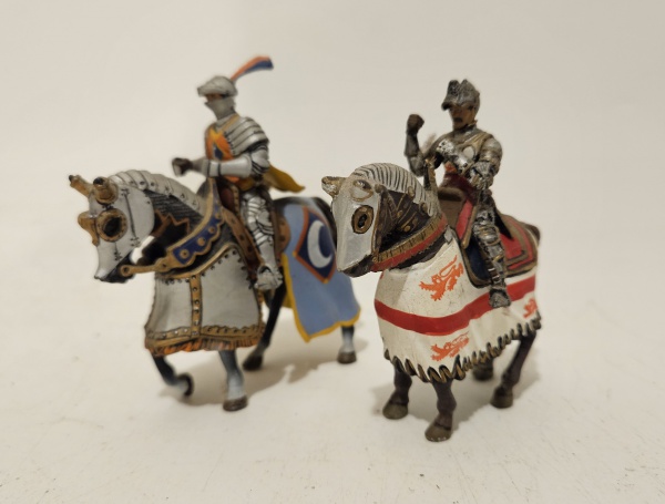 Arte . Lote composto de 2 cavalos e 2 cavaleiros em chumbo. Al foto 4