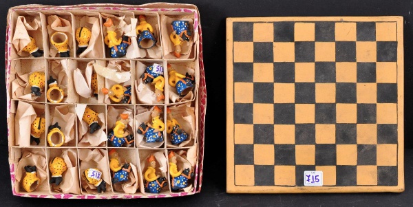 Jogo de xadrez com peças esculpidas em pedras: um lote