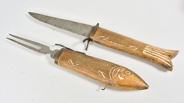 Trinchante para peixe (faca e garfo). Lâmina de metal i