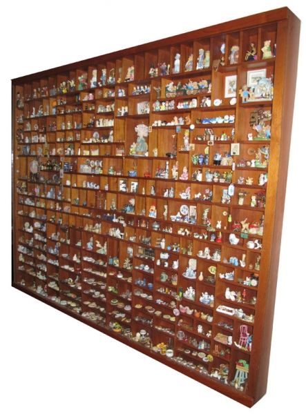 Expositor de miniaturas tipo vitrine,de madeira branca