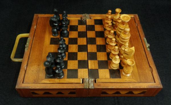 Antigo jogo de xadrez com caixa em madeira marchetada