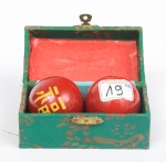 Conjunto de 02 bolas chinesas p/ stress, em metal vinho c/ decoração em cloisonné s/ fundo vinho, acondicionadas em caixa original, med. 10 x 6 x 5cm.