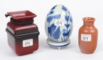 Dois vasos e ovo c/ presentoir chineses, em porcelana sangue de boi e blue and white, alt. 11, 12 e 14cm.