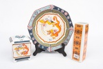 Três objetos de adorno, em porcelana policromada e decorada: prato c/ dragões (25cm), vaso c/ rosáceas (20cm) e tea caddy c/ dragões (13cm).