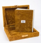 Caixa porta joias e bloco de notas forrados, em tecido aveludado bege ouro, med. 20 x 15 x 7cm e 17 x 12cm.