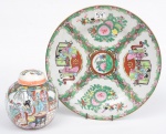 Medalhão e Púcaro chines, em porcelana mandarim família rosa policromada c/ cenas do cotidiano, diam. 27cm e alt. 12cm.
