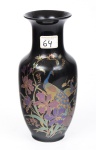 Vaso chines, em porcelana black decorado c/ pássaros da felicidade e paisagem policromada, alt. 21cm.