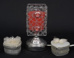 Luminária de mesa e 02 caixas porta joias, em material sintético prateado e policromado, alt. 20cm e med. 8 x 9 x 5cm.